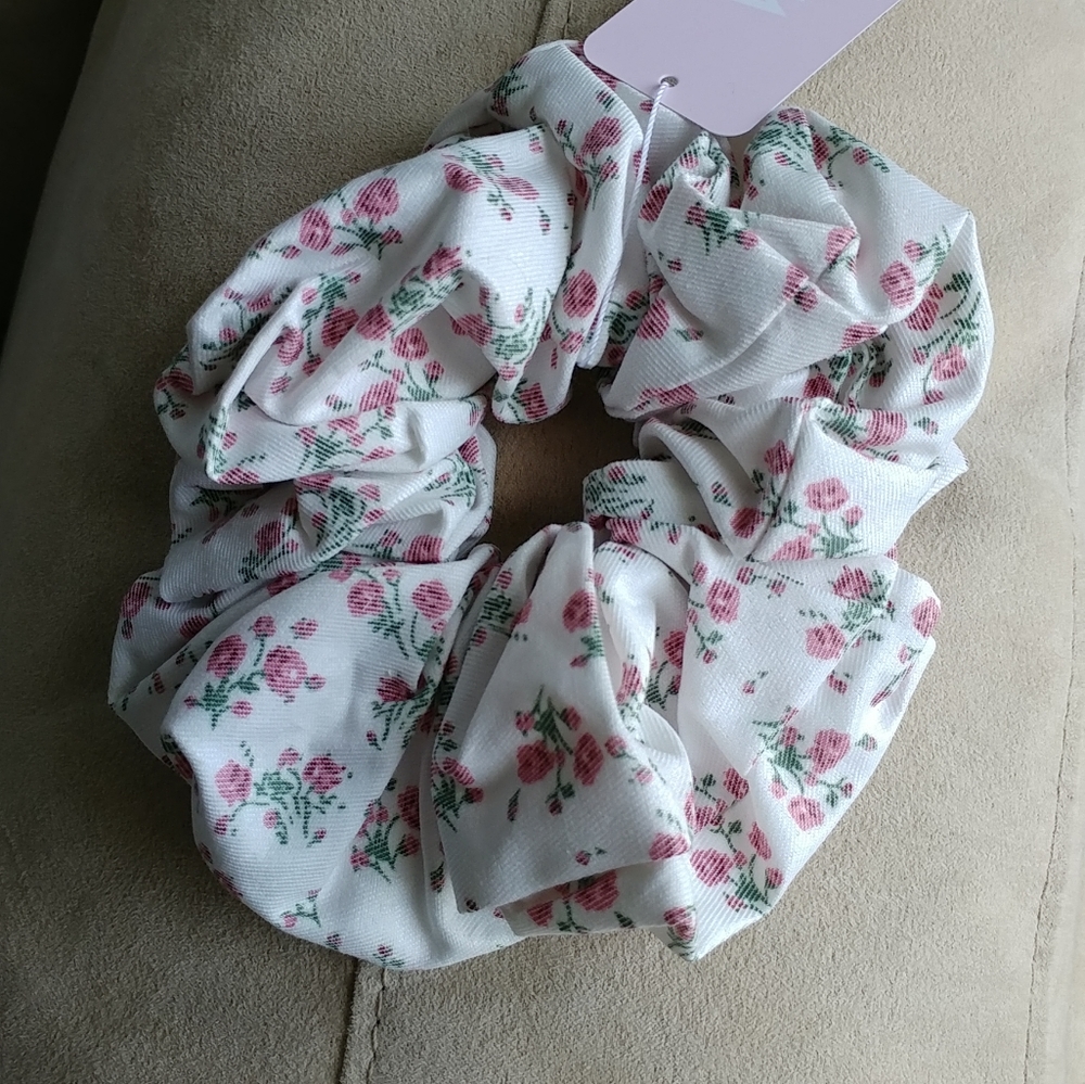 W♥C / Wego Japan large white floral scrunchie